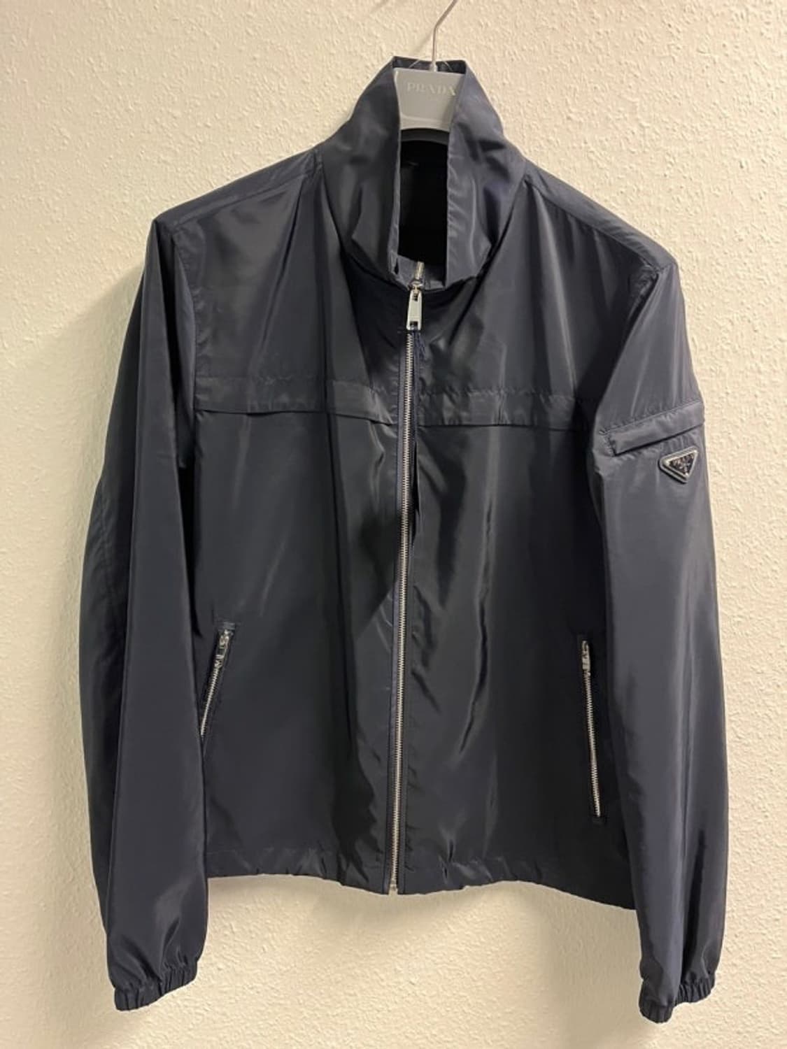 프라다 삼각로고 바람막이 자켓 상품이미지1