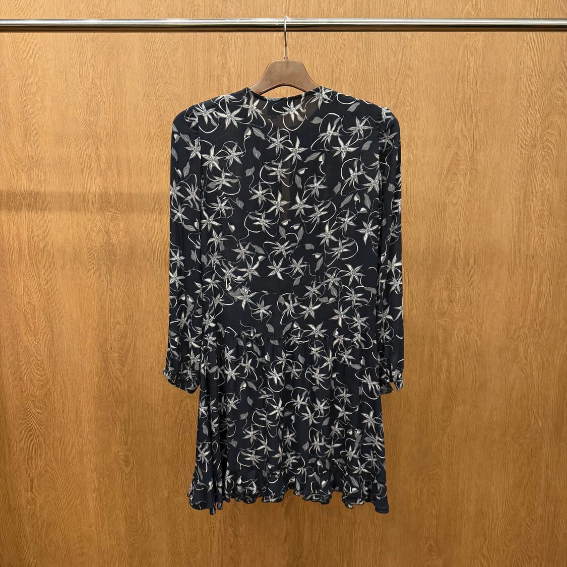 쟈딕 앤 볼테르 실크 미디 원피스 플로럴 프린팅 레이스 플리츠 장식 블랙 상품이미지3