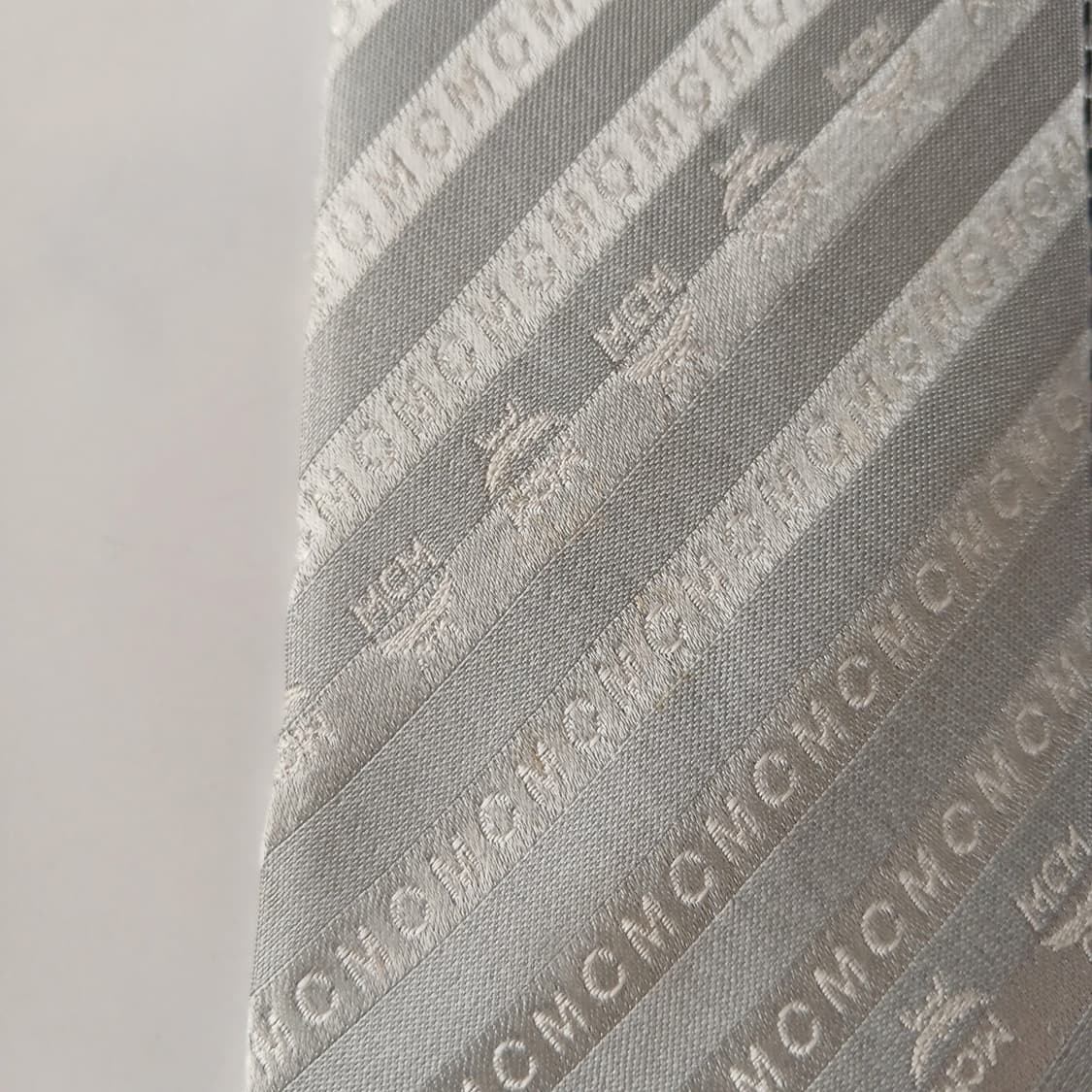 엠씨엠 실크 실버 사선 로고 패턴 넥타이 9cm A등급 A19638
 상품이미지7