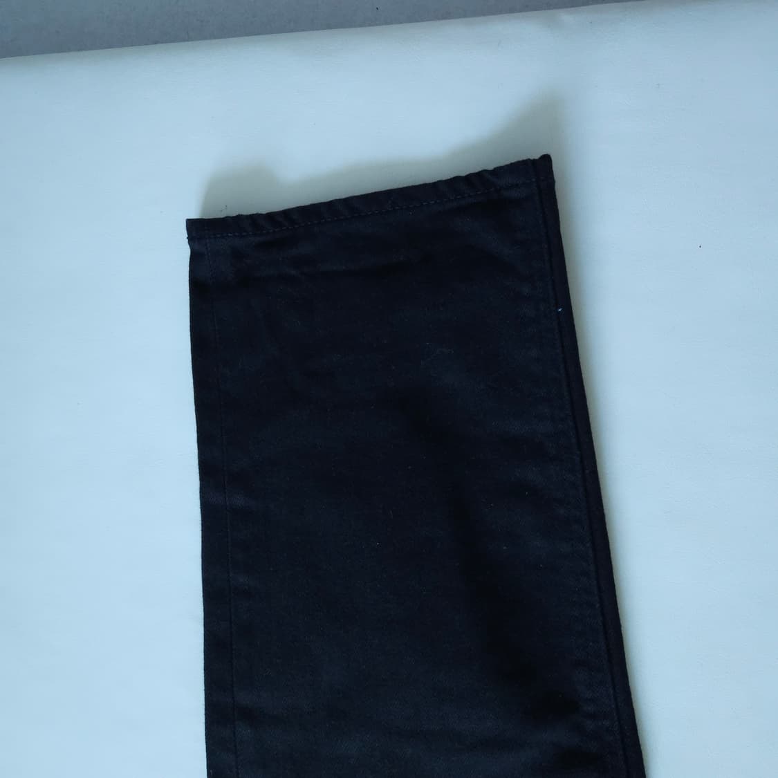 [32] 유니클로 +j 슬림핏 셀비지 진 블랙 상품이미지2