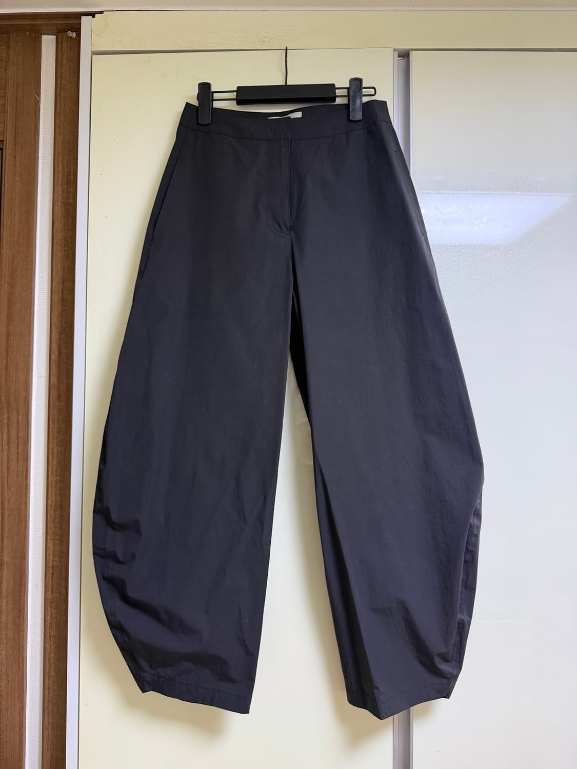 아모멘토 24ss curved leg pants 상품이미지4