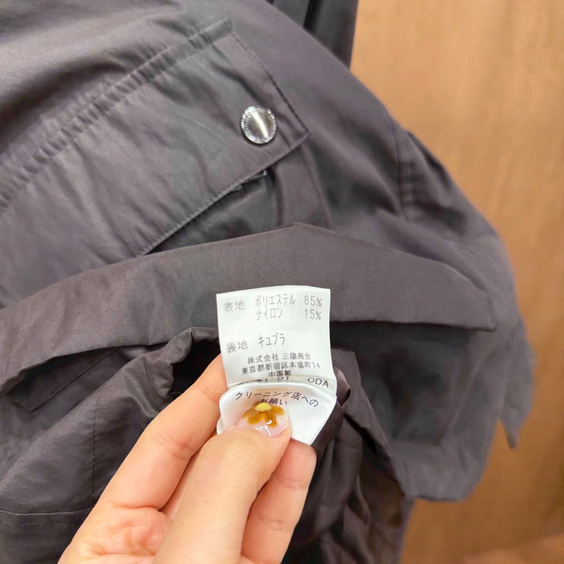 버버리 라이트웨이트 트래블 자켓 내장형 후드 플랩 포켓 디테일 차콜 상품이미지7