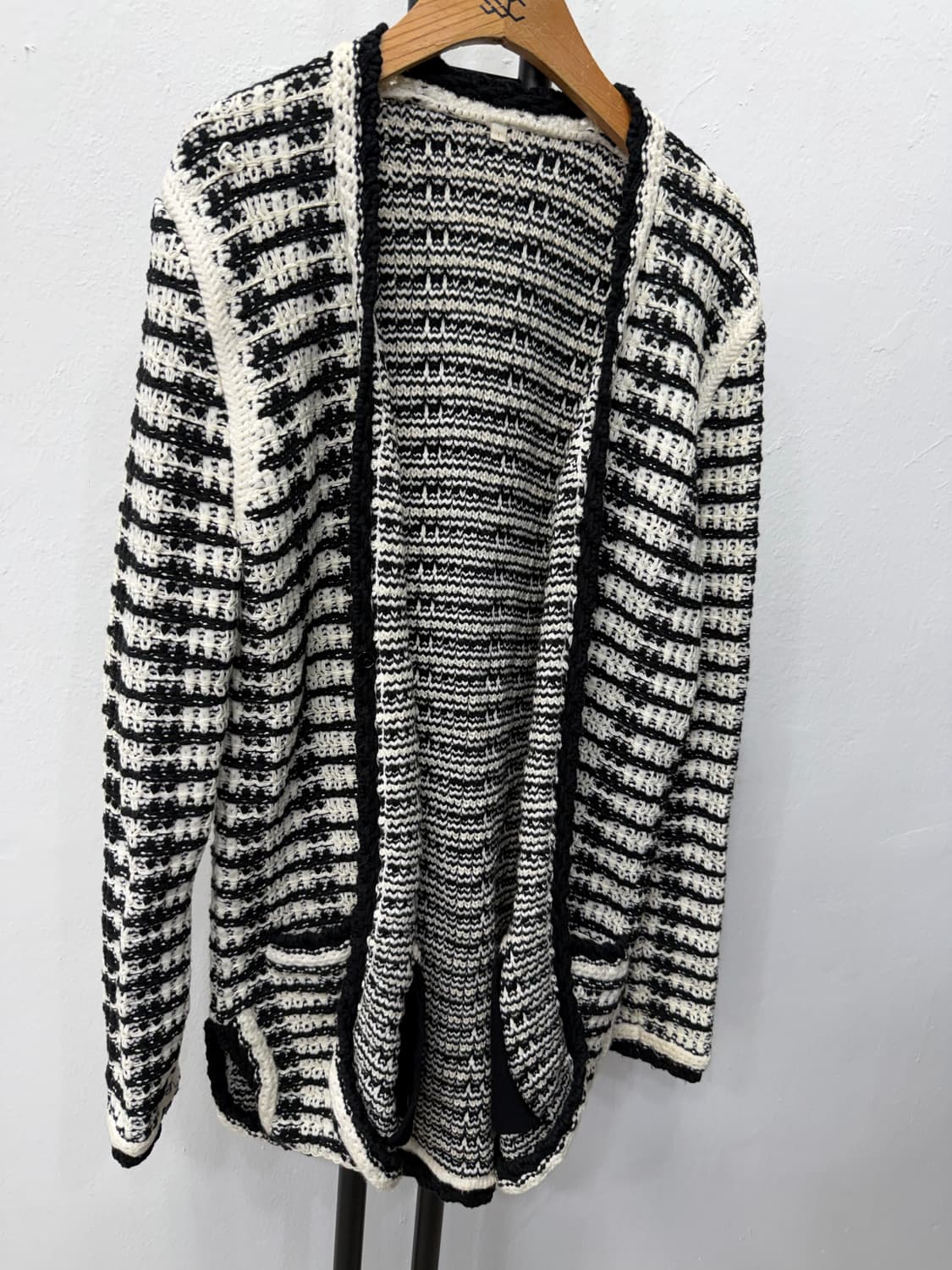 정품) 마쥬 오픈식 블랙 화이트 패턴 니트 가디건 1 상품이미지2