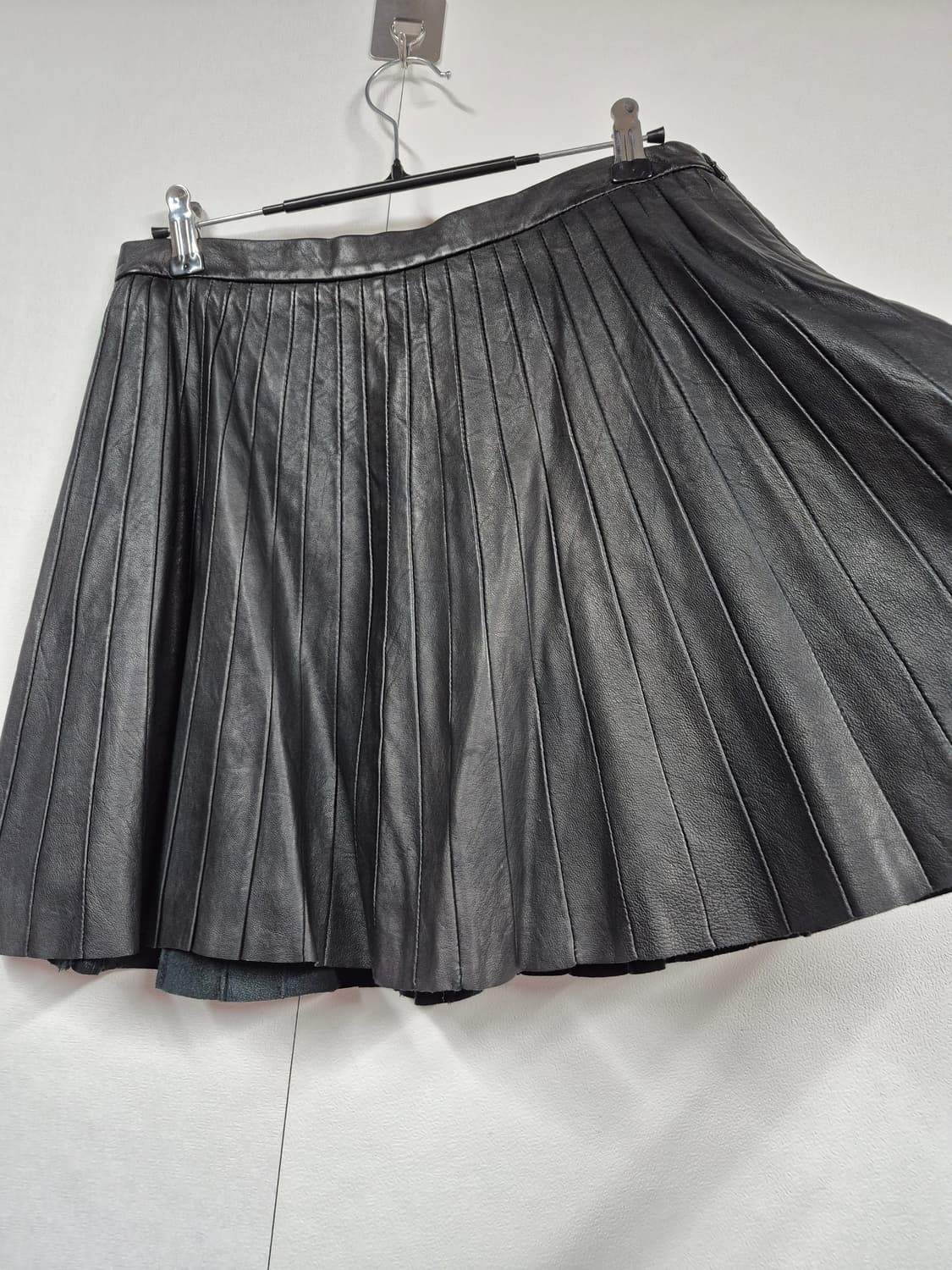 띠어리 양가죽 플리츠 미니 스커트 상품이미지2