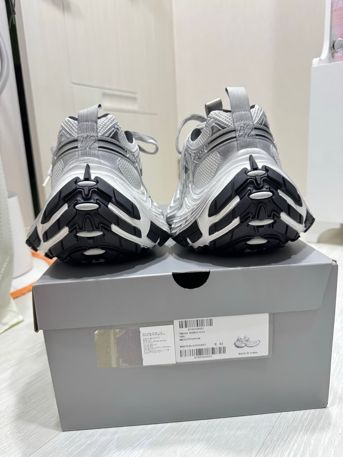 발렌시아가 10xl 화이트 42 사이즈 팝니다. 상품이미지8