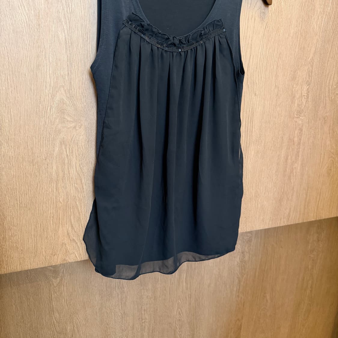 빈티지 슬리브리스 블라우스 넥 프릴 장식 셔링 디테일 루즈핏 블랙 상품이미지4