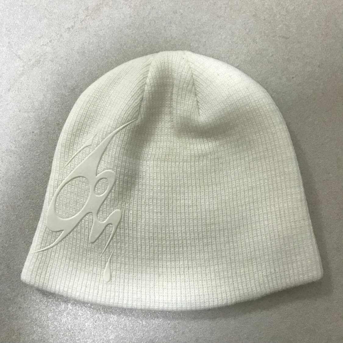 오호스 시즌 그래픽 엠보 비니 ojos 상품이미지1