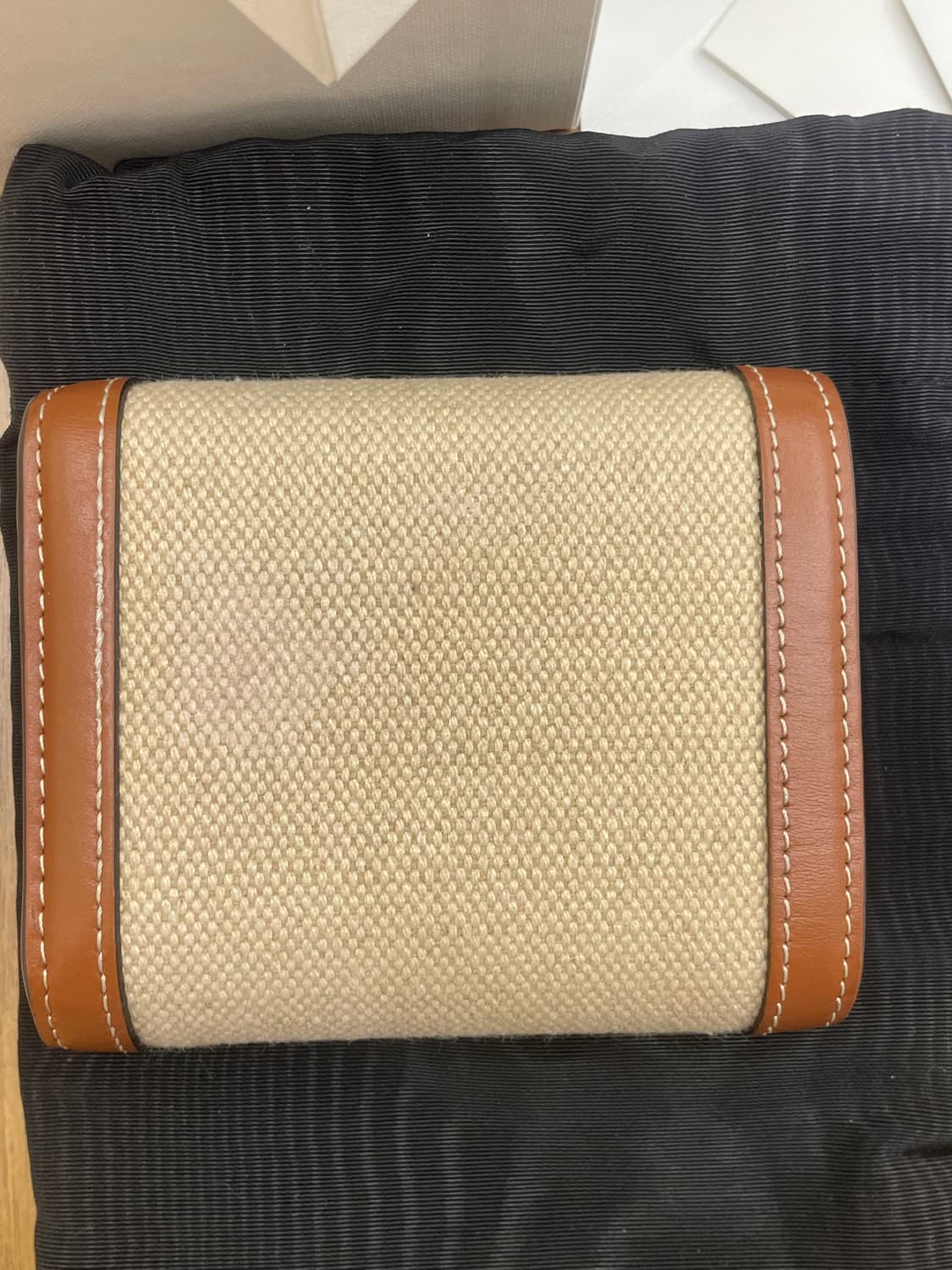 셀린느 트리옹프 캔버스 3단 반지갑 상품이미지3