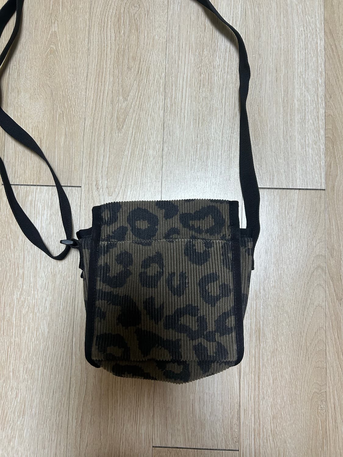 엄브로 레오파드 크로스백 상품이미지2