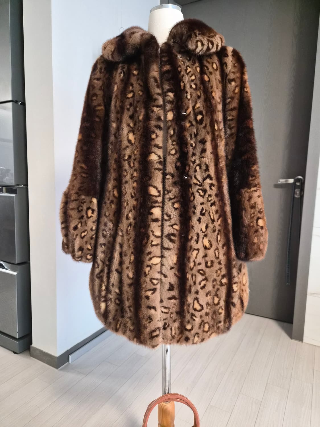 [천연 밍크 100%] 대동모피 레오파드 롱 밍크 코트 상품이미지2