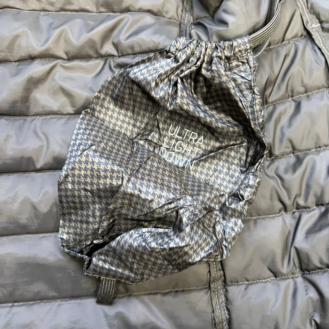 L) 유니클로 체크패턴 울트라라이트 다운 패딩조끼 경량 패딩조끼 상품이미지6