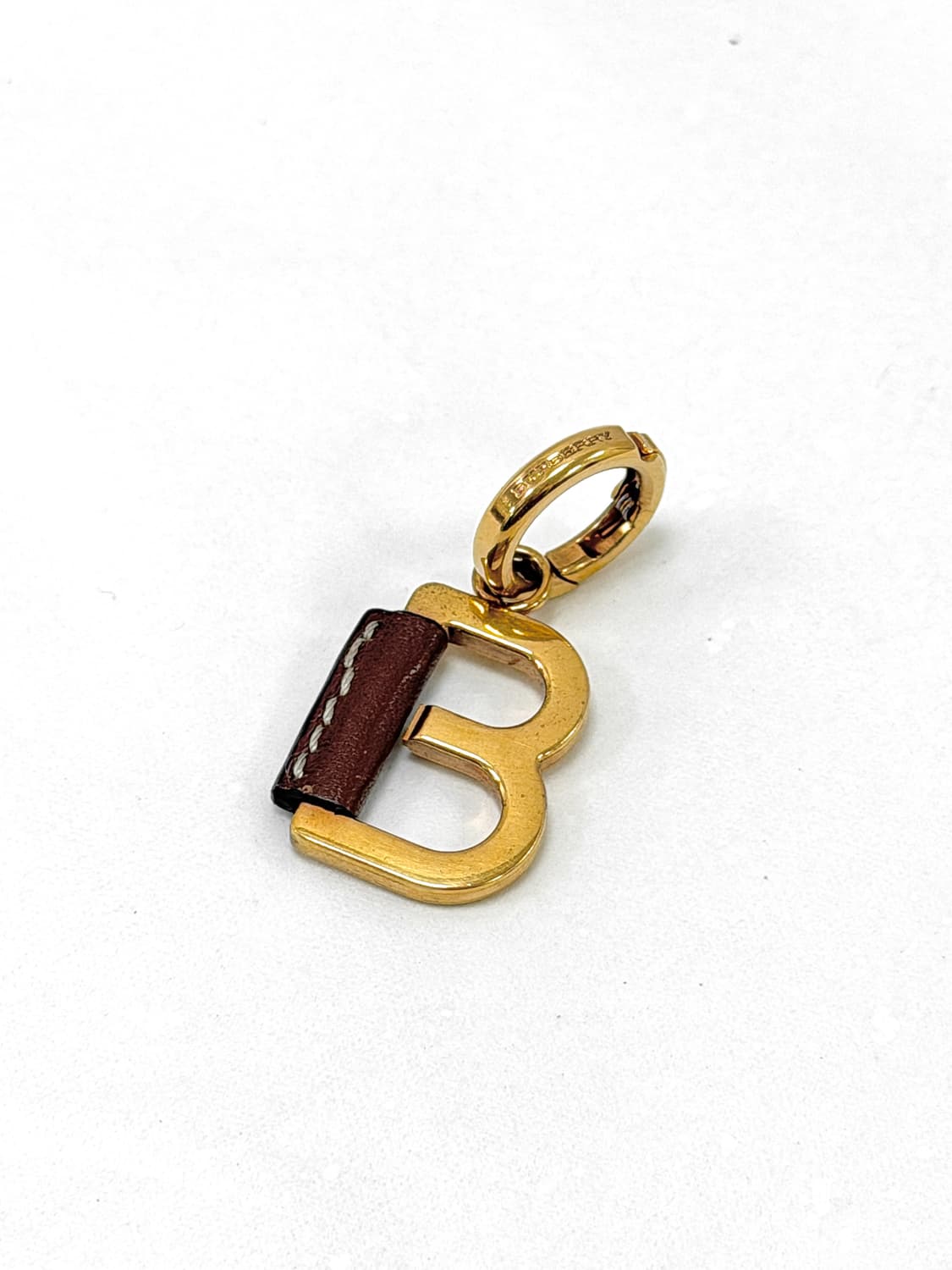 버버리 레더 디테일 B 로고 참 키링 상품이미지1