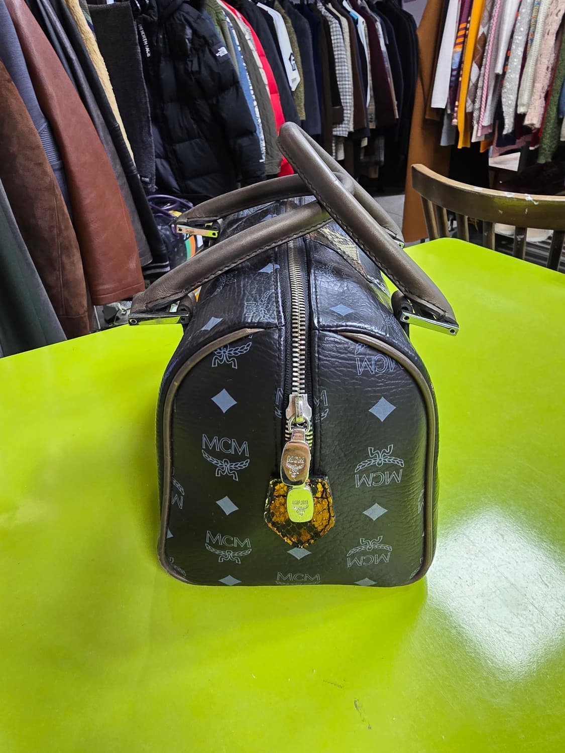 MCM 블랙 보스턴백 라이언 프린팅 (1380) 상품이미지3