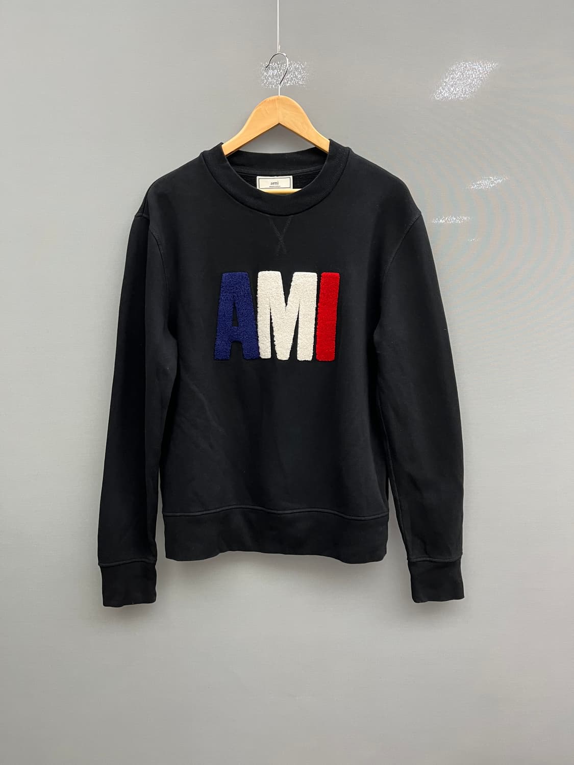 아미 AMI 로고 블랙 맨투맨 상품이미지1