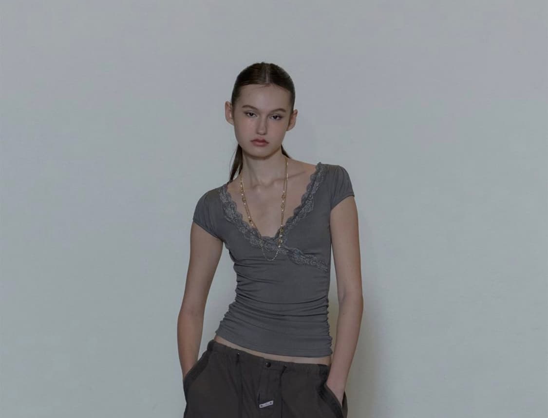 스컬프터 레이스티 Lace Trim Wrap Tee Charcoal 상품이미지1