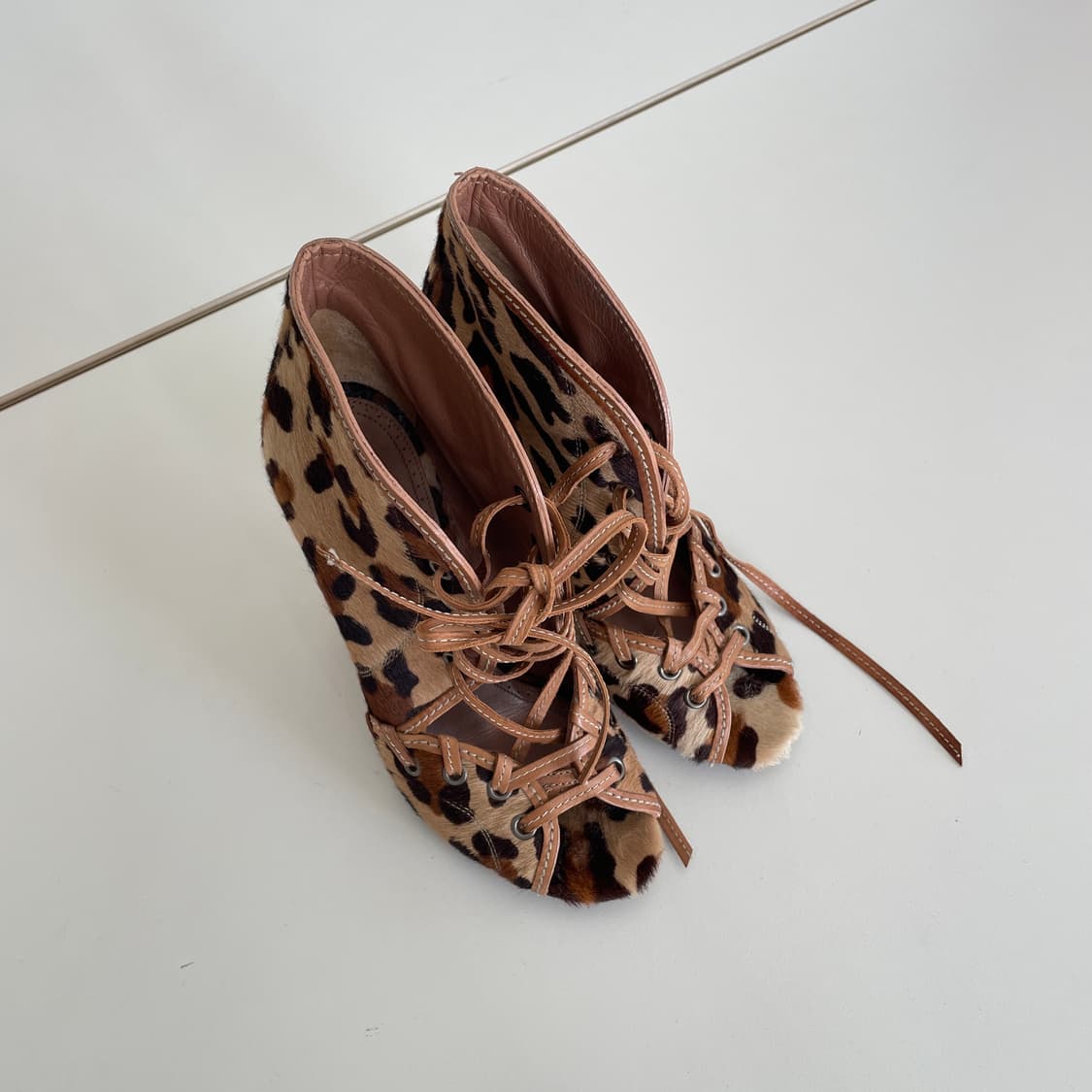 알라이아 35 1/2,225mm 레오파드 송아지 털 레이스업 힐 상품이미지1