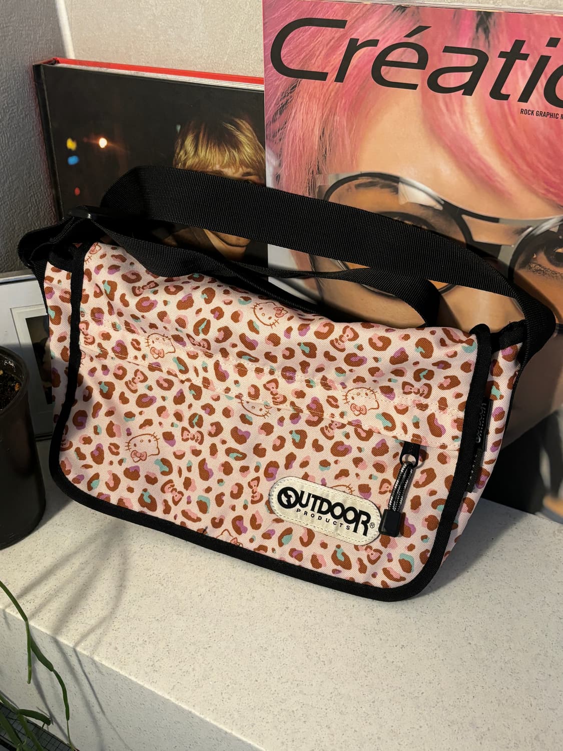 아웃도어 프로덕트 헬로키티 레오파드 메신저백 상품이미지1