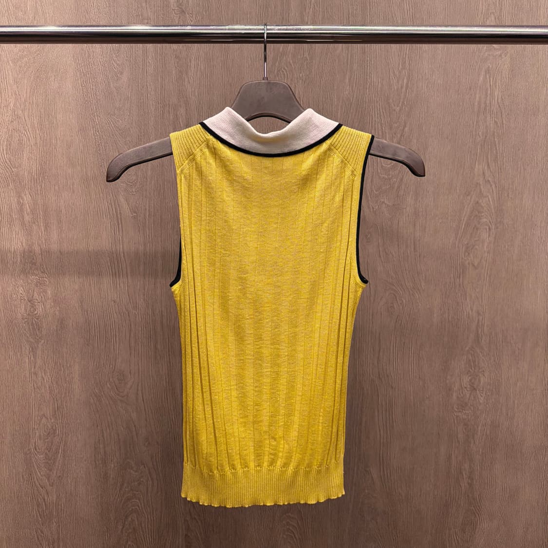 구찌 슬리브리스 골지 니트 카라넥 로고 자수 디테일 슬림핏 옐로우 상품이미지3