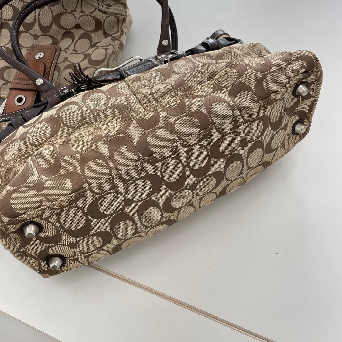 코치 y2k 시그니처 캔버스 토트백 상품이미지7