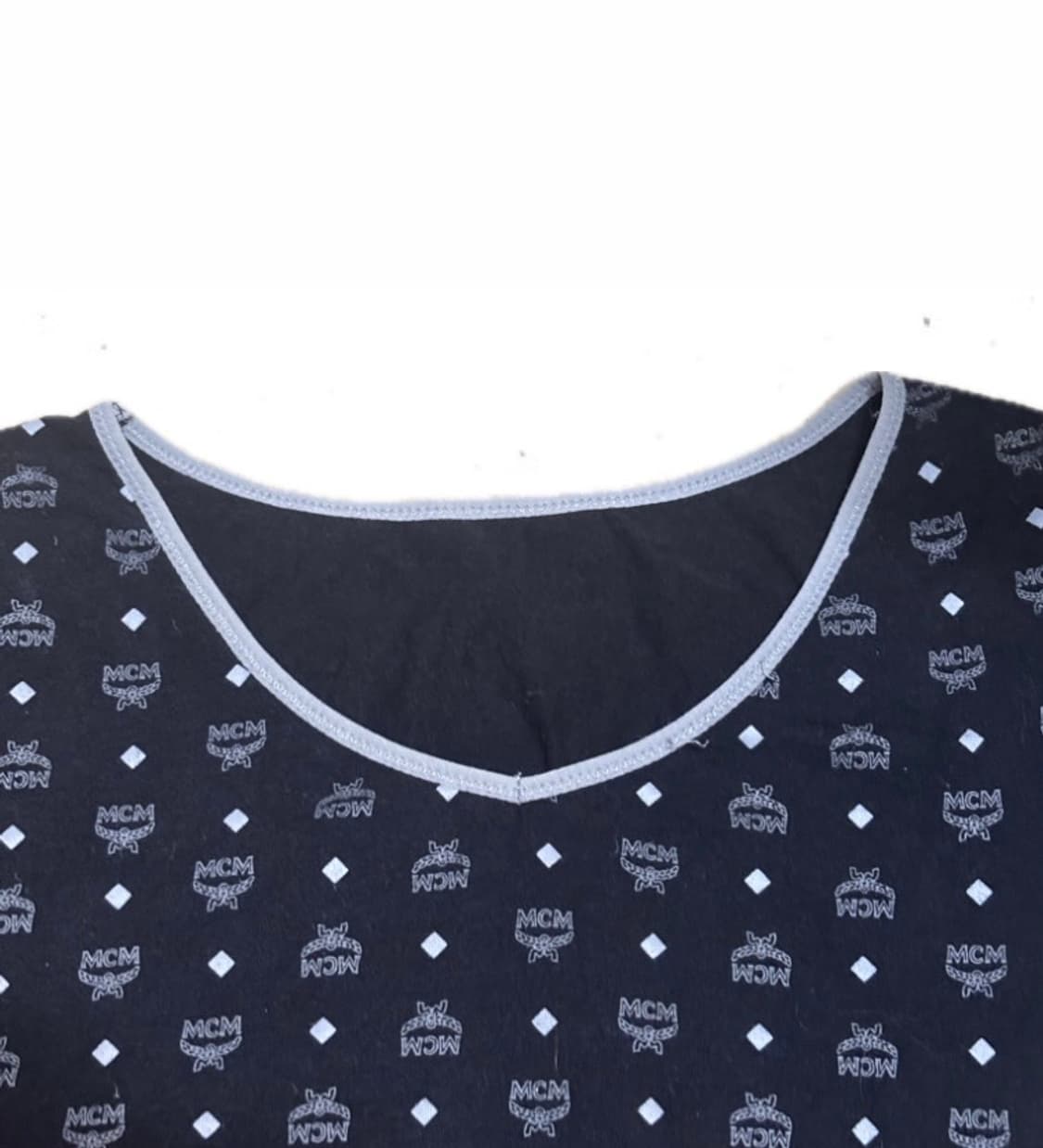 MCM 빈티지 클래식 로고 반팔 브이넥 티셔츠  상품이미지3