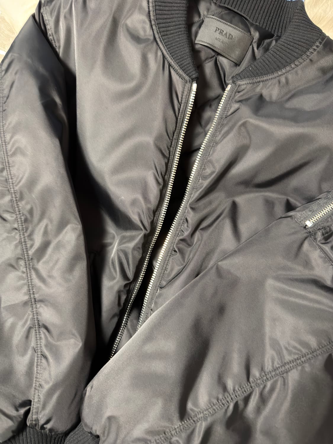 프라다 25FW 리나일론 봄버 정품 M사이즈 상품이미지5