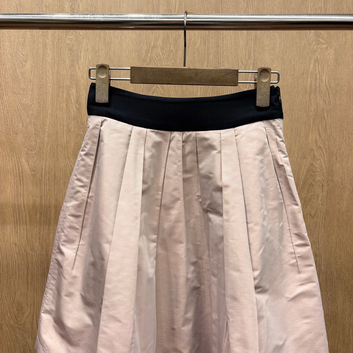 질스튜어트 미디 스커트 세로 플리츠 플레어 블랙 배색 밴드 디테일 핑크 상품이미지4