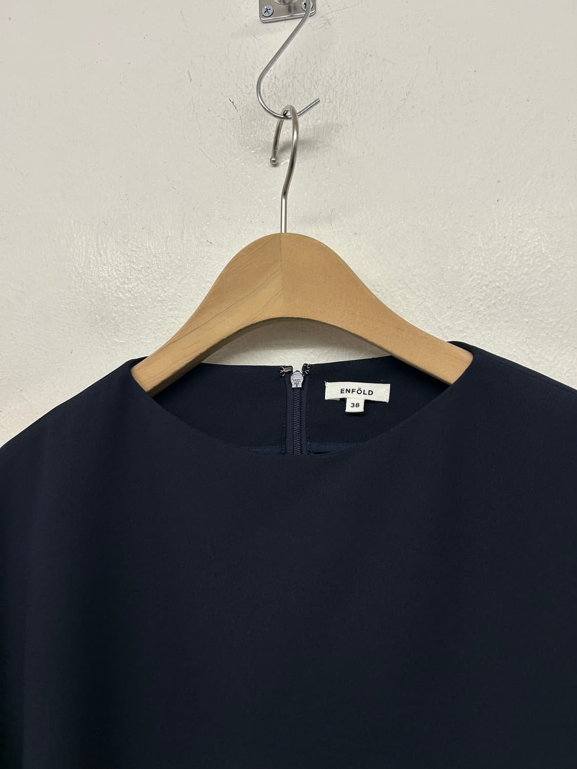 엔폴드 비대칭 페플럼 블라우스 상품이미지2