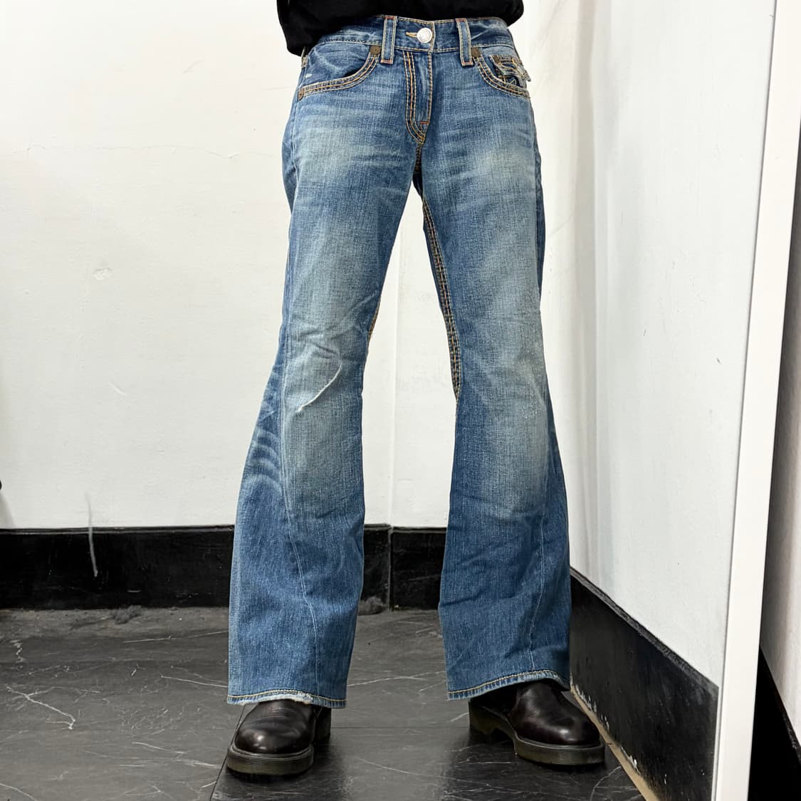 트루릴리전 부츠컷 데님 팬츠 상품이미지2