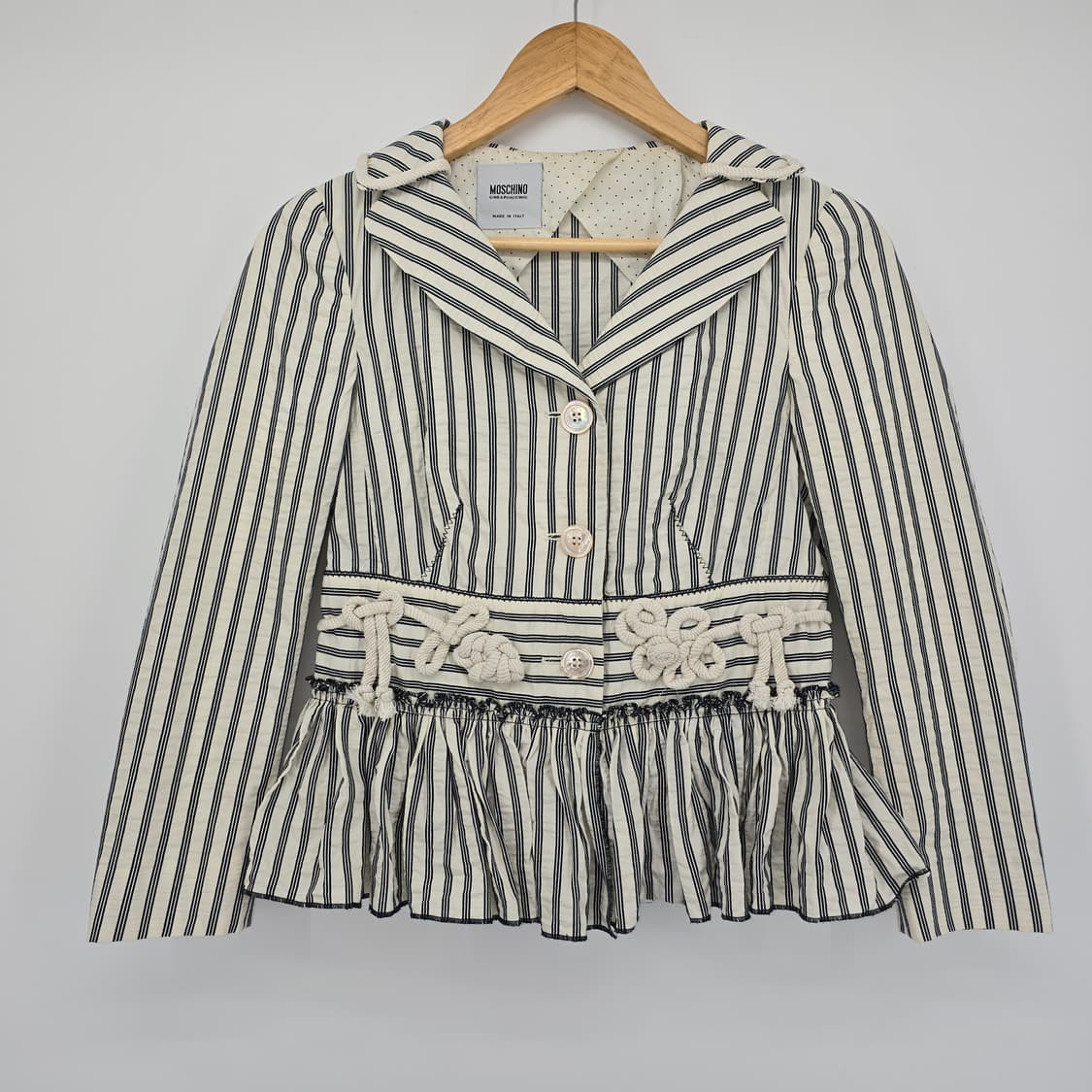 모스키노 스트라이프 크롭 자켓 페플럼 디테일 상품이미지1