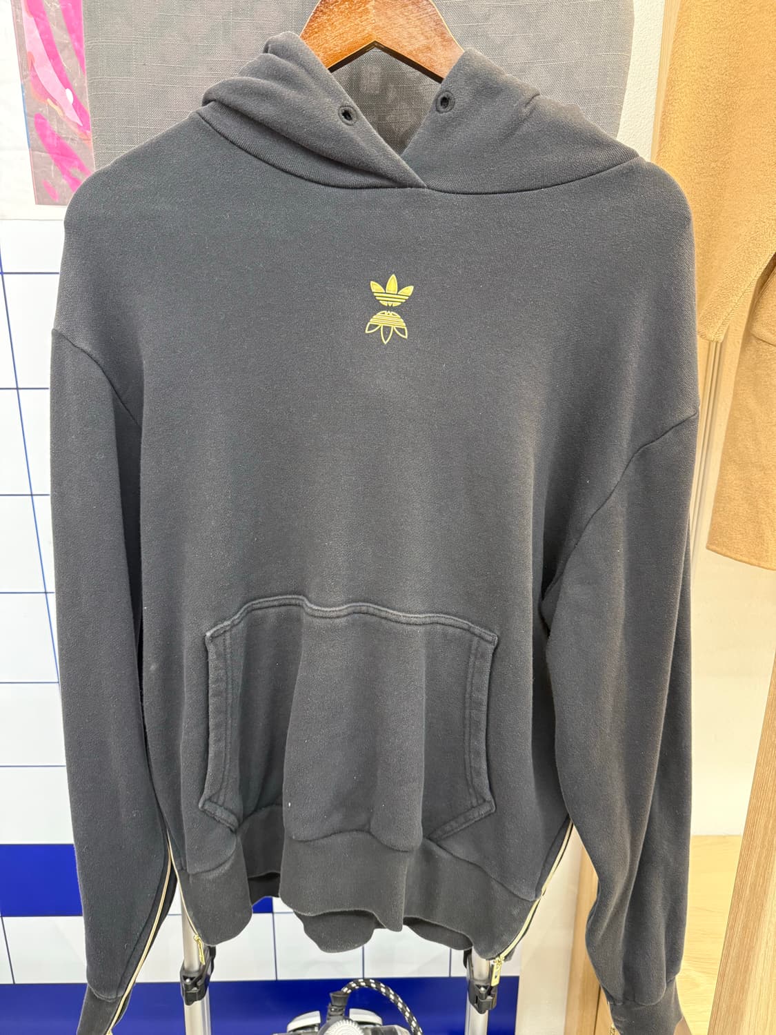 아디다스 금장로고 블랙 후드티 상품이미지1