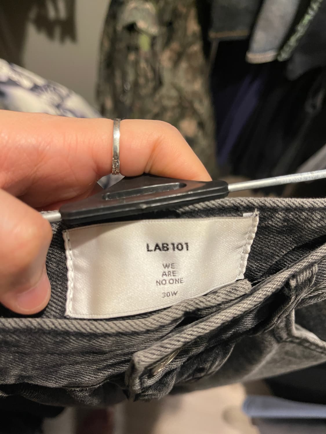 랩101 사이드 절개 디테일 스톤워시 데님팬츠 상품이미지3