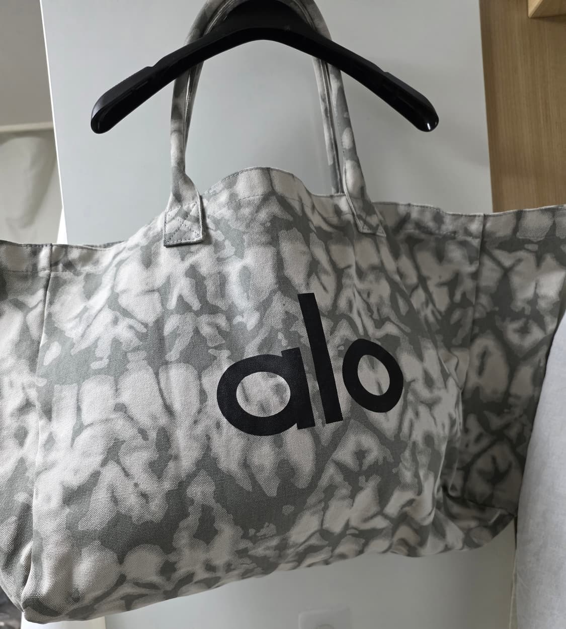 alo 알로 서울 레터링 타이 다이 패턴 토트백 상품이미지1