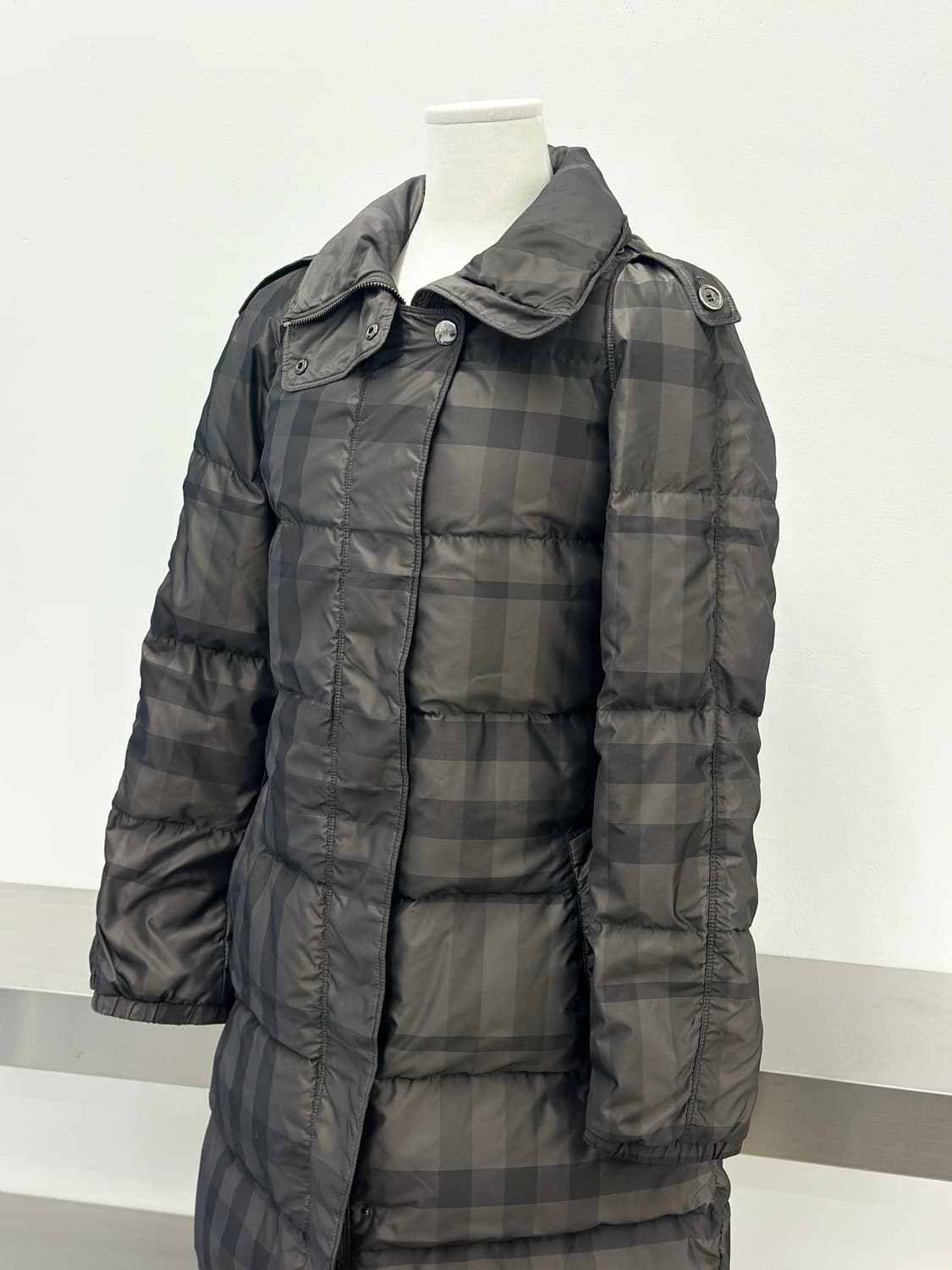 버버리 그레이 체크 롱 패딩  상품이미지6