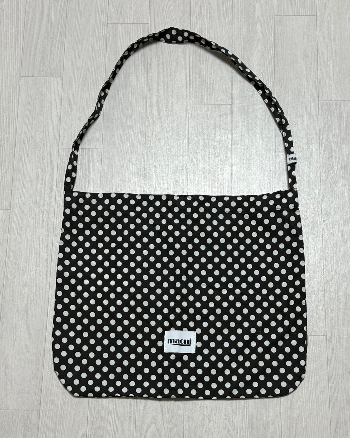 마크니 도트 크로스백 상품이미지1