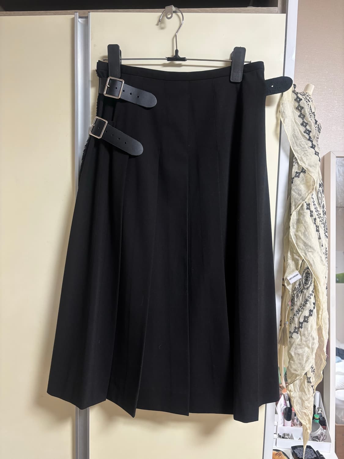 할로미늄 버클 플리츠 스커트 블랙 상품이미지1