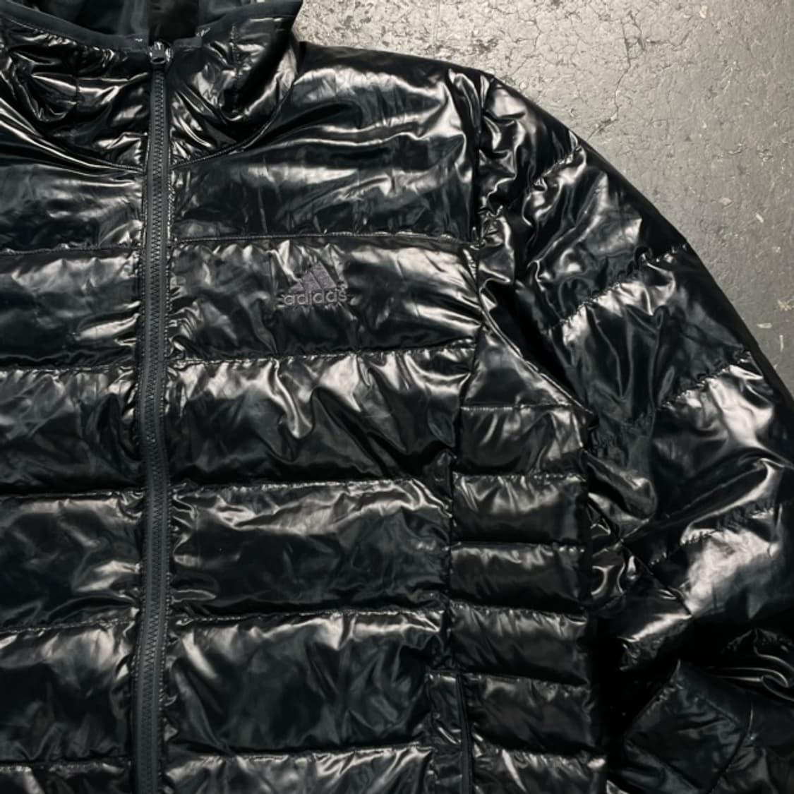 105 아디다스 유광 경량패딩 상품이미지2