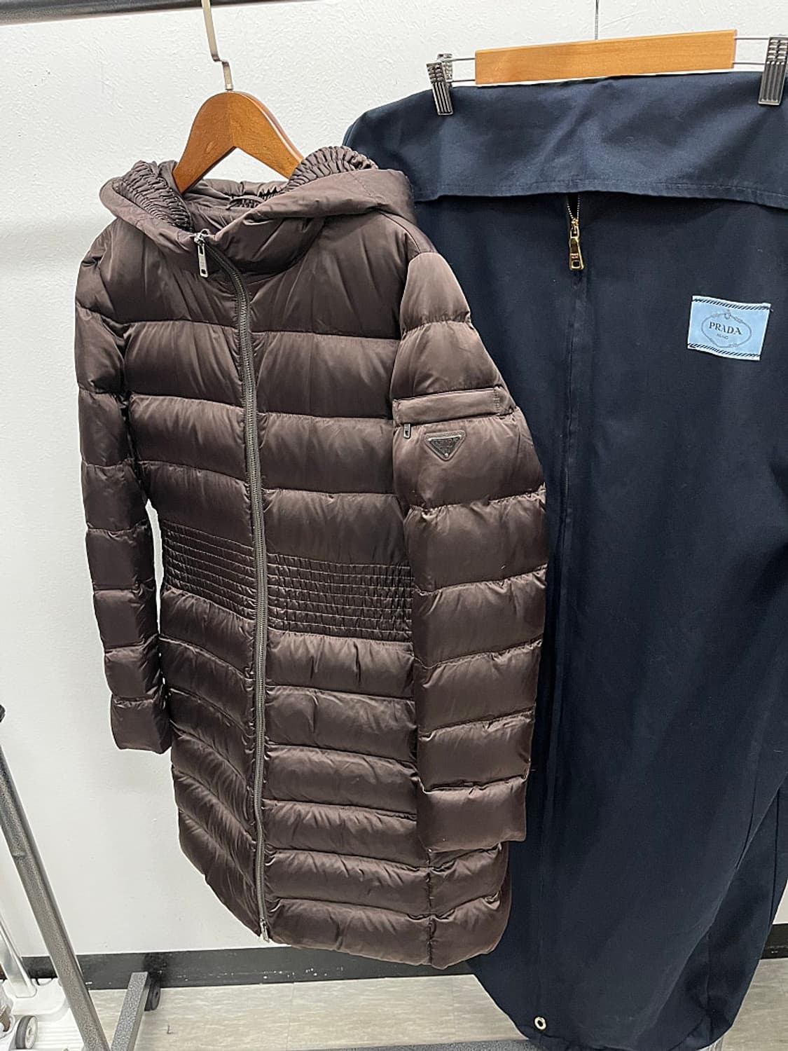 여) 프라다 초코브라운 새틴 롱패딩  상품이미지1