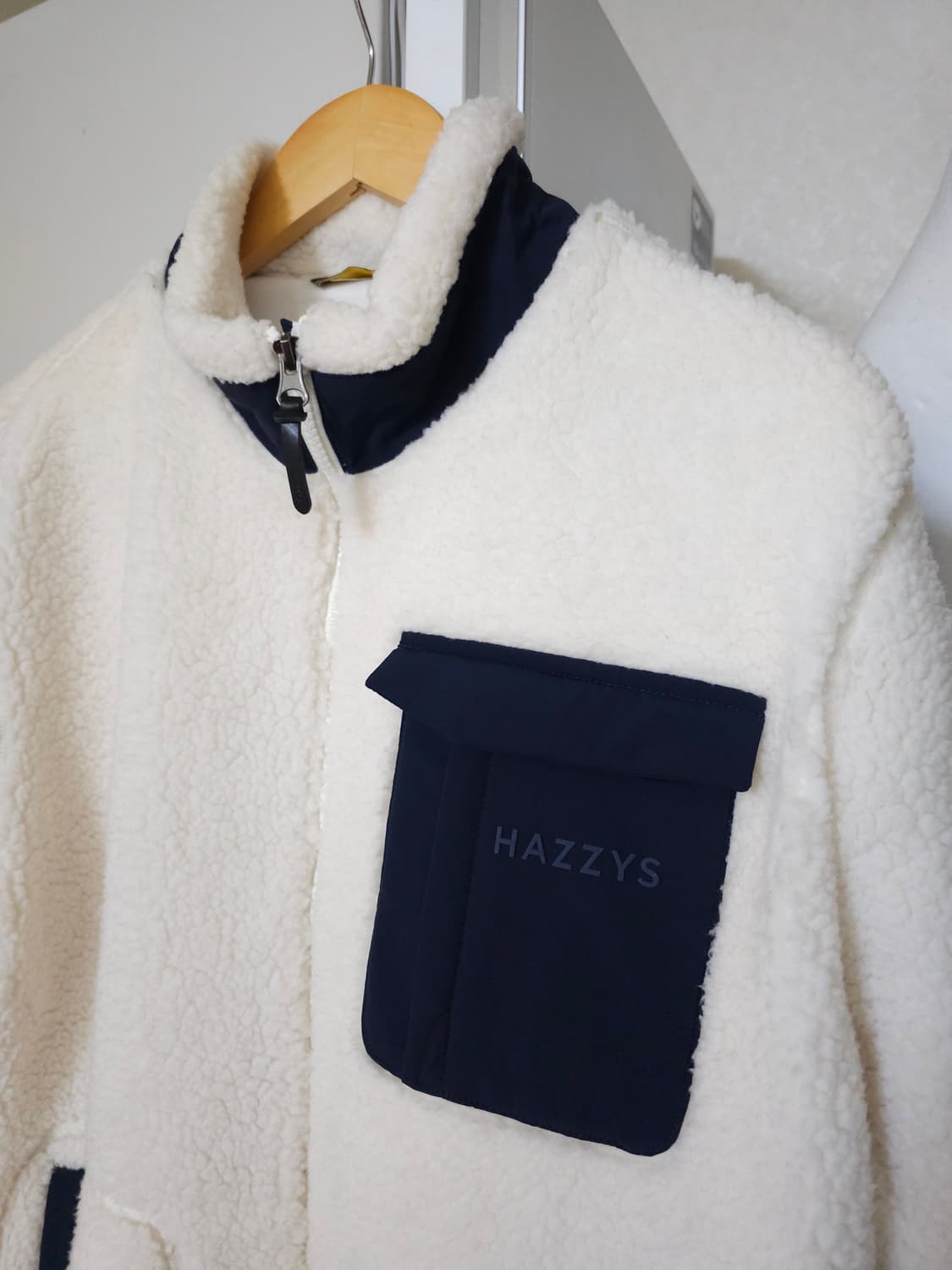 헤지스 아이보리 뽀글이 플리스 자켓 상품이미지2