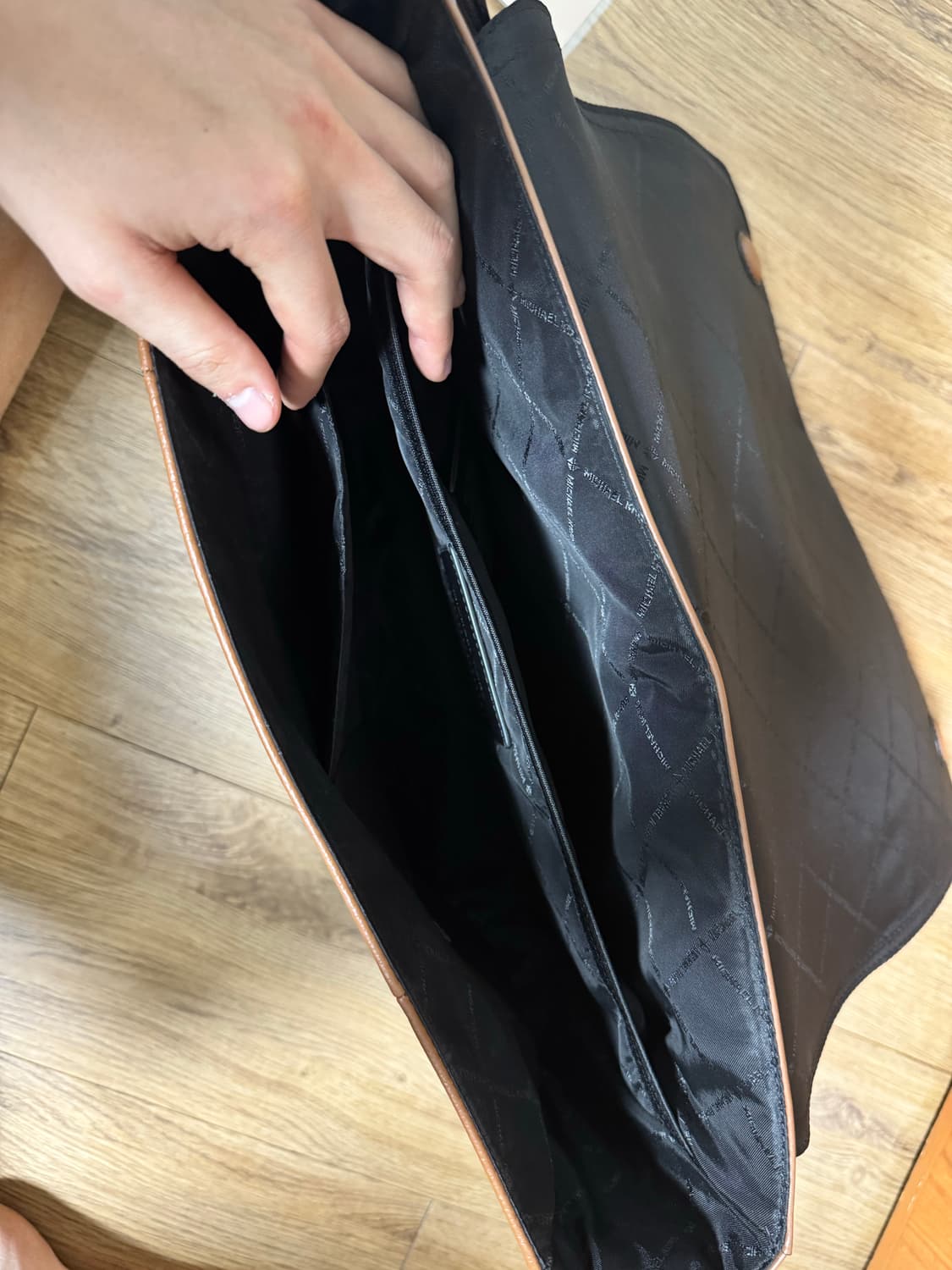 (미사용) 마이클코어스 남성 메신저백 Cooper color 상품이미지3