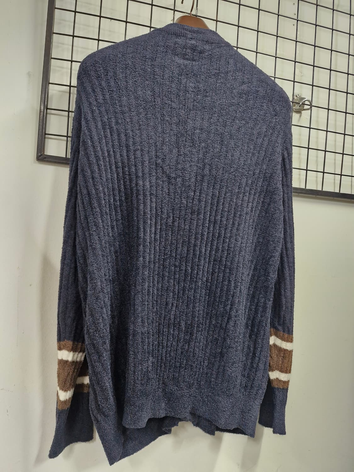 100L 젤라또피케 남성 소매 배색 가디건 네이비. 상품이미지7