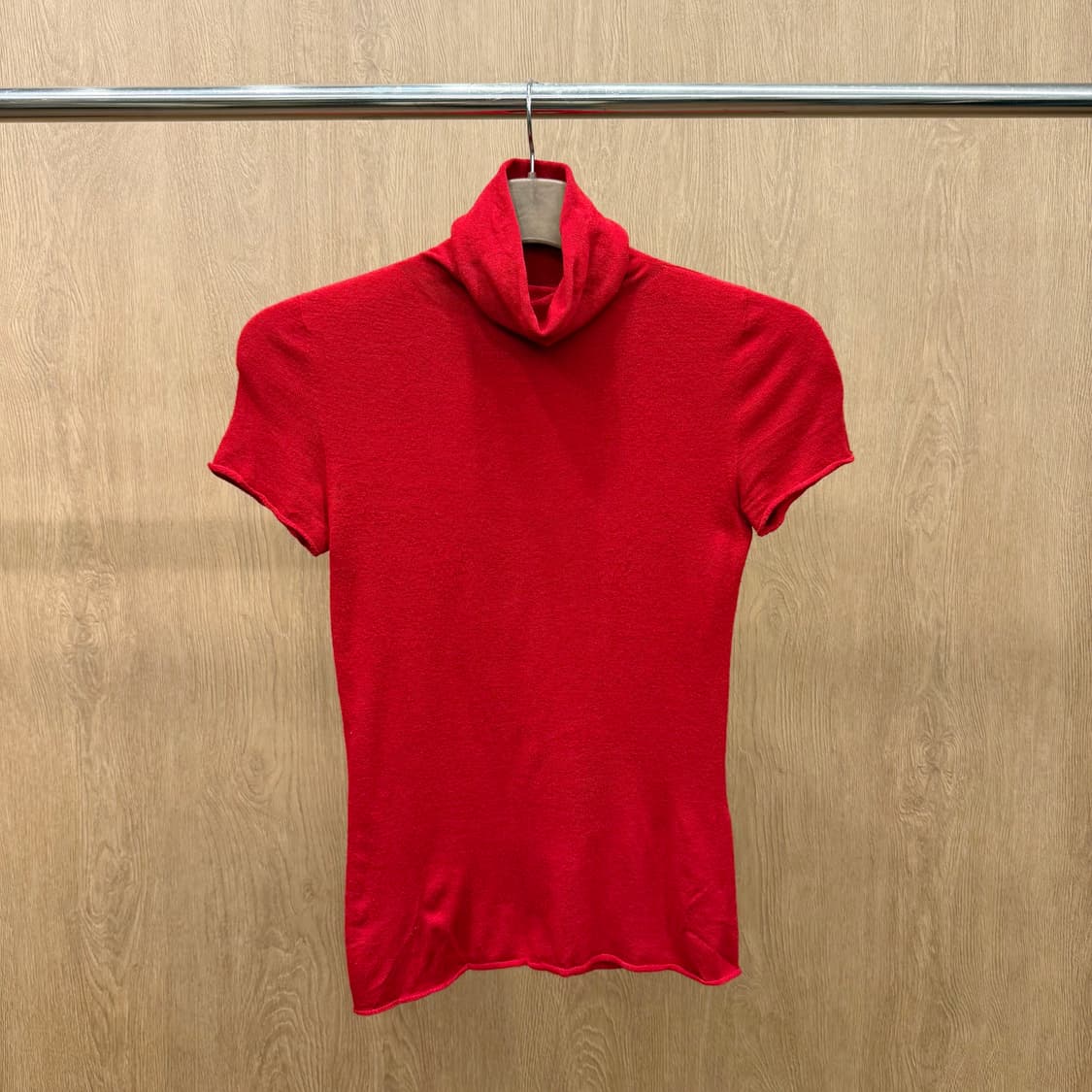 막스앤코 터틀넥 반팔 니트 파인 니트 롤 엣지 디테일 슬림핏 레드 상품이미지2