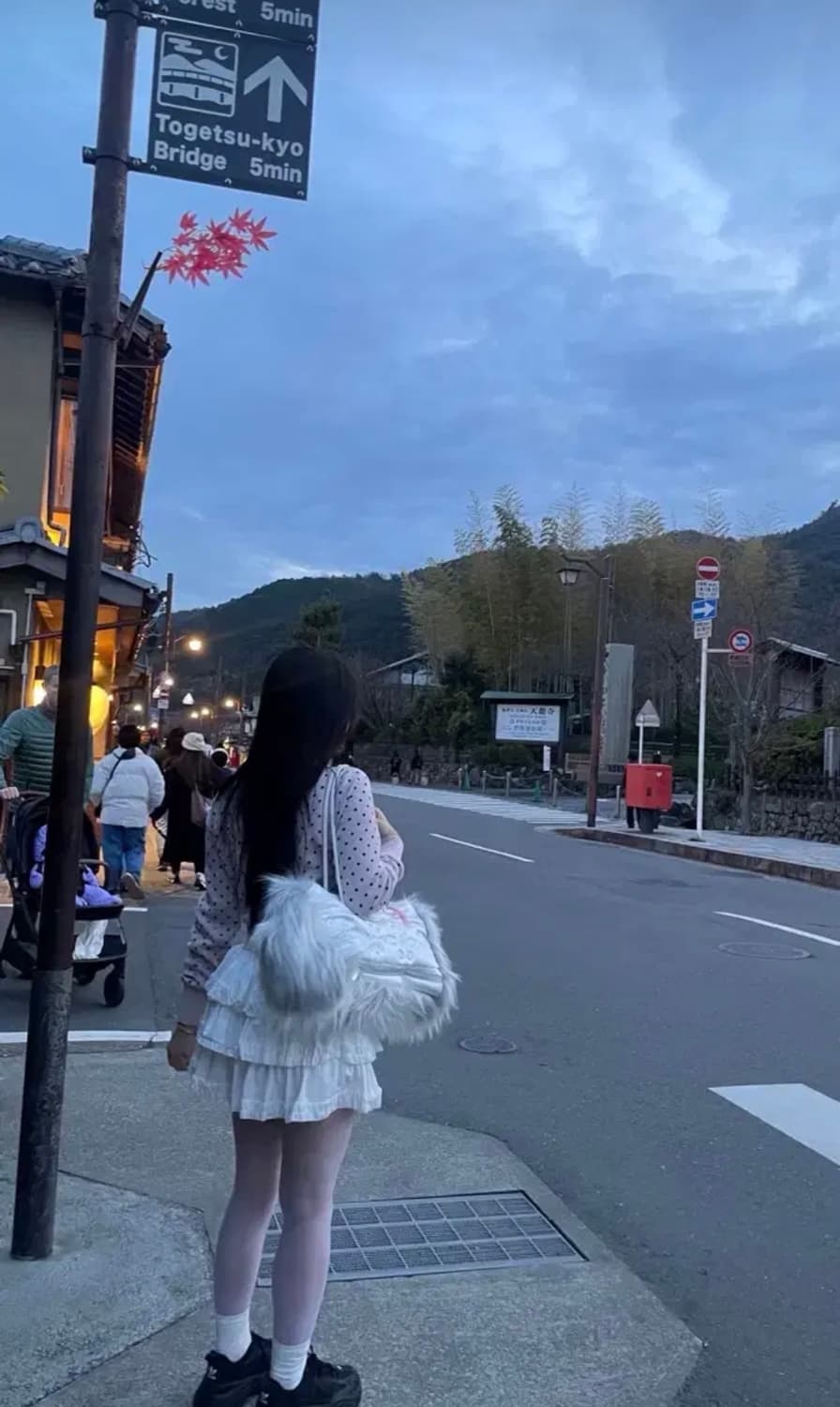 착샷 O) 스컬프터 가방 플러피 새틴 백 화이트 상품이미지2