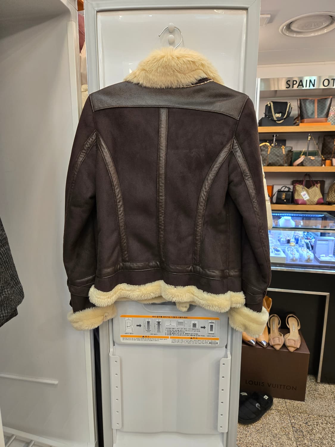 아르마니 진스(AJ) 여성용 페이크퍼 무스탕 상품이미지2