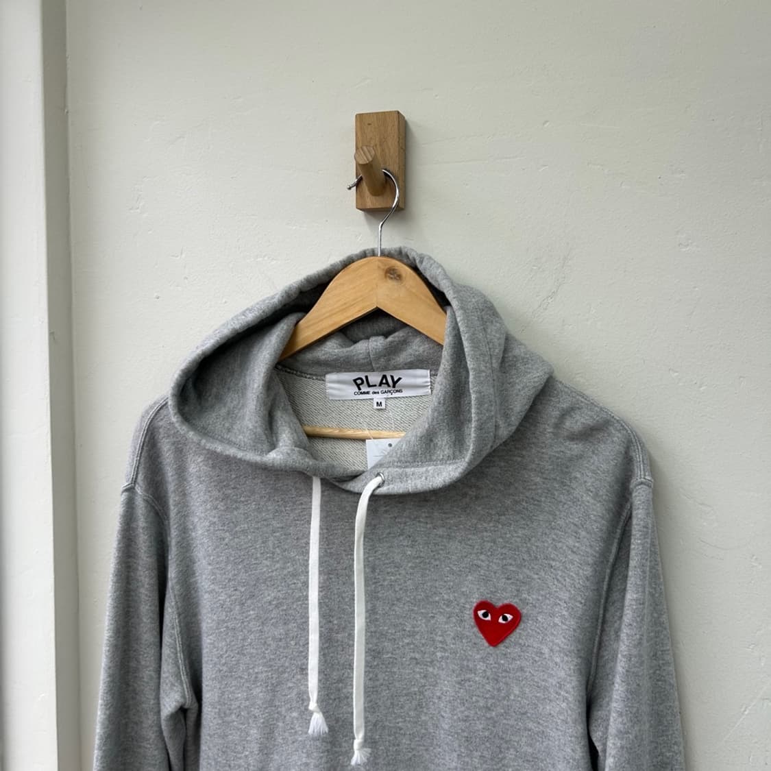 16523 - 꼼데가르송 그레이 레드 와펜 후드티 상품이미지1