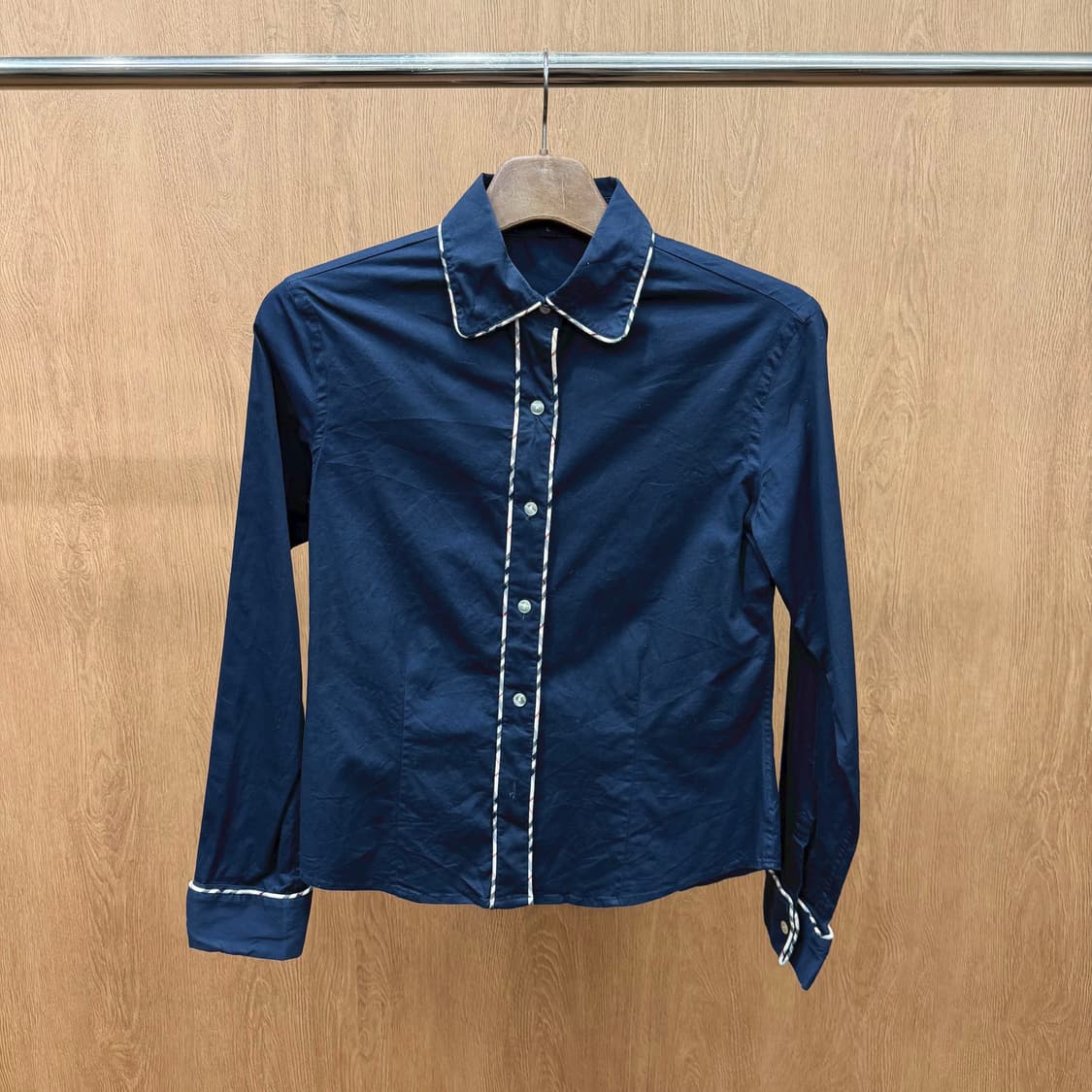 버버리 런던 코튼 셔츠 긴팔 무지 배색 라인 디테일 슬림핏 네이비 상품이미지2