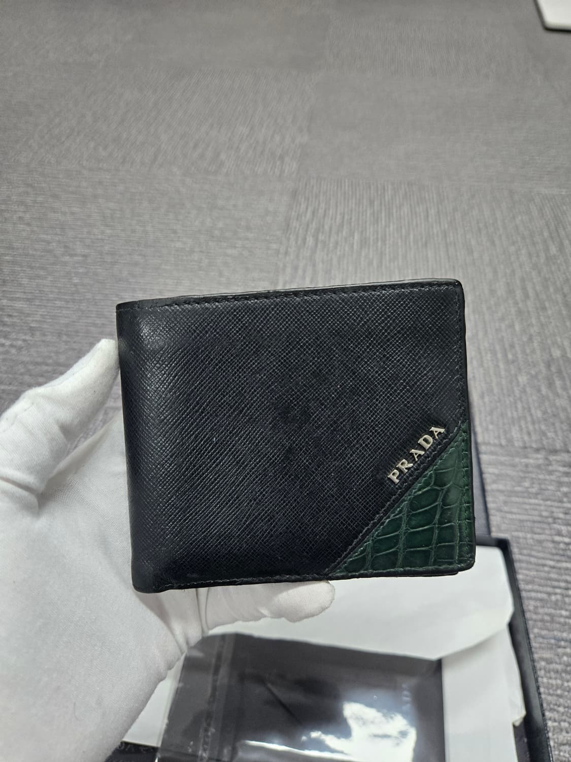 [특가][정품]프라다 사피아노 크로커다일 반지갑 상품이미지1