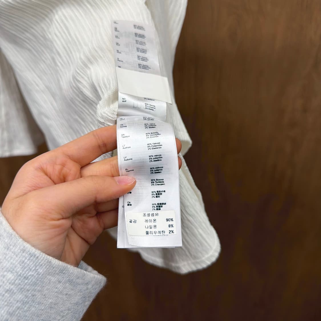 마쥬 슬리브리스 블라우스 러플 백 지퍼 디테일 레귤러핏 아이보리 상품이미지7