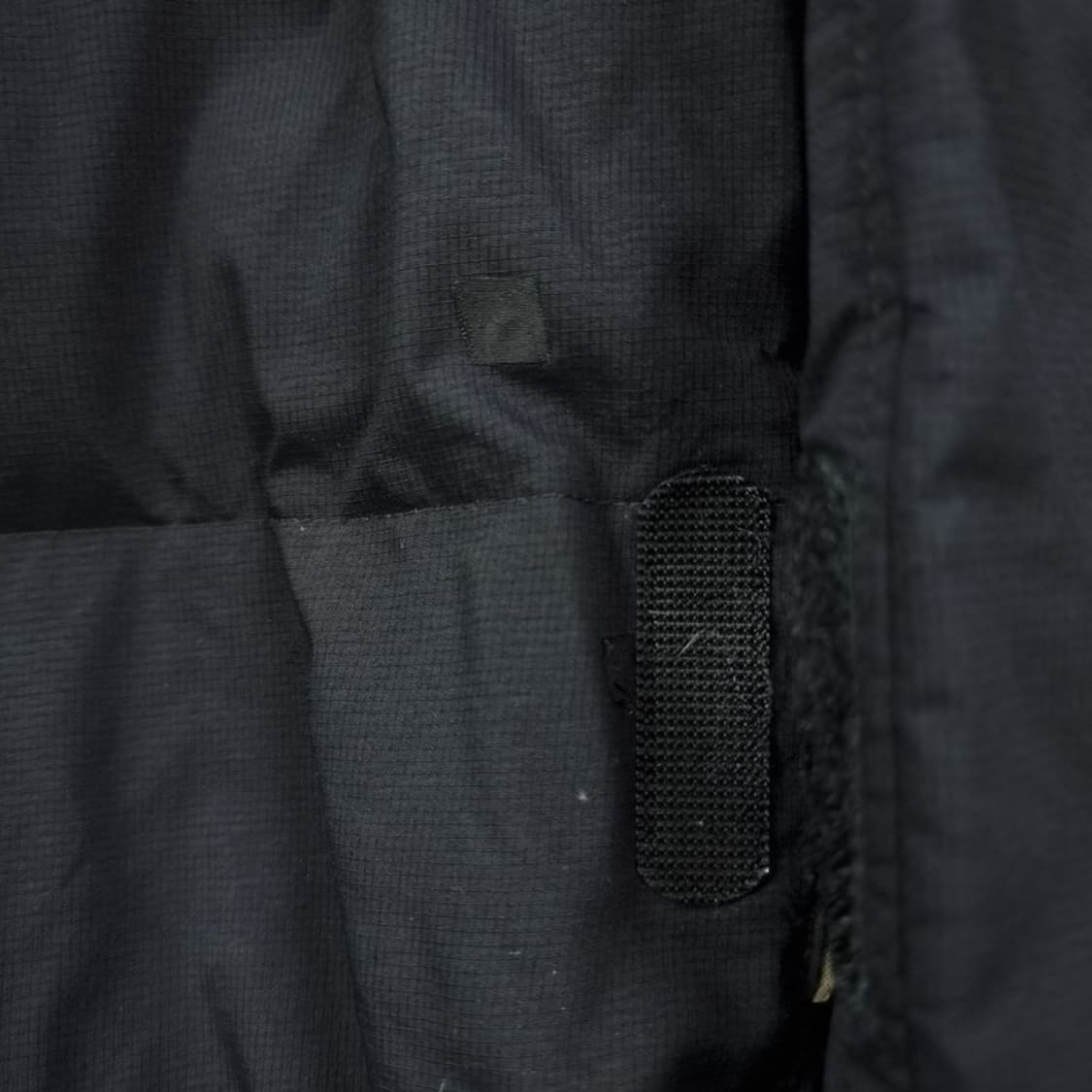 [노스페이스] 로고 자수 구스다운 롱 패딩 블랙 M18172 상품이미지10