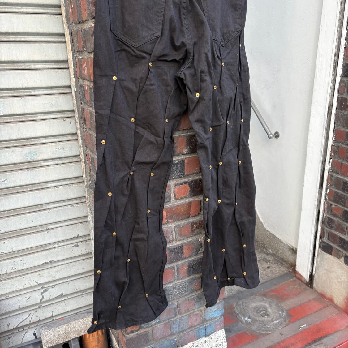 쿠시코크 블랙 멀티 리벳 데님 팬츠 상품이미지5