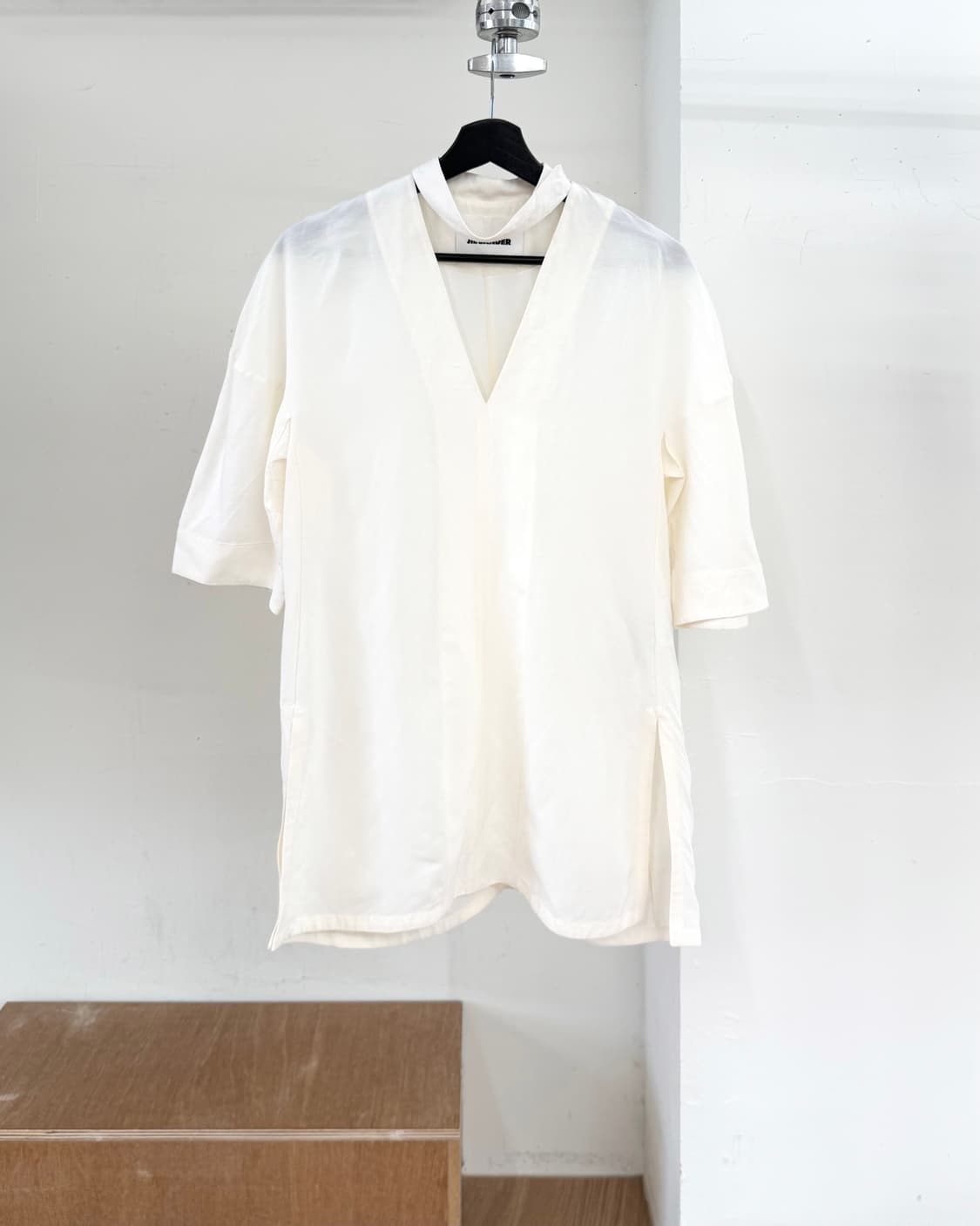 질샌더 아이보리 브이넥 하프 블라우스 상품이미지1